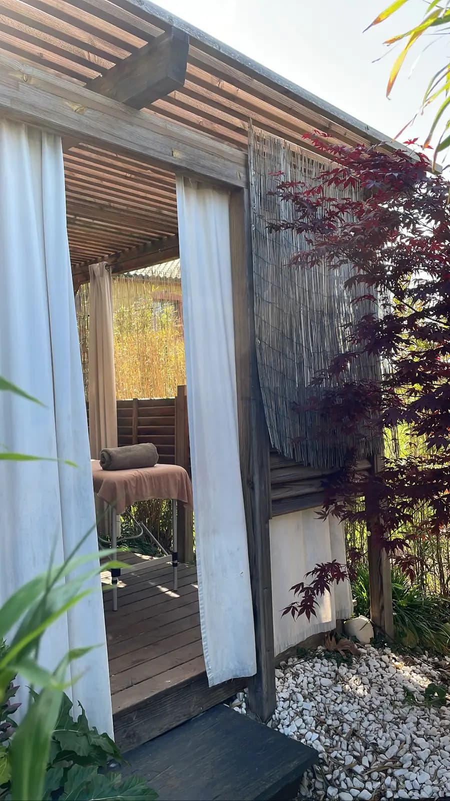 Table de massage sous une paillote au spa Nature d'Eaux