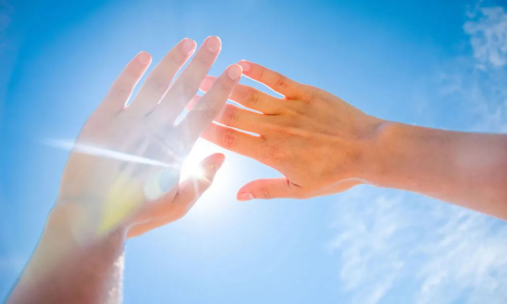 Soleil et peau : bienfaits, dangers et précautions à adopter